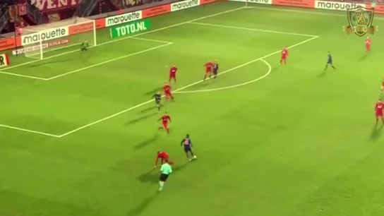 El golazo del hijo de Kluivert que asombra a media Europa El golazo del hijo de Kluivert que asombra a media Europa