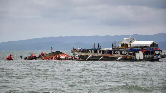 Vista general de las labores de búsqueda y rescate de víctimas junto a la embarcación que naufragó frente al puerto de Ormoc, en julio de 2015 Vista general de las labores de búsqueda y rescate de víctimas junto a la embarcación que naufragó frente al puerto de Ormoc, en julio de 2015