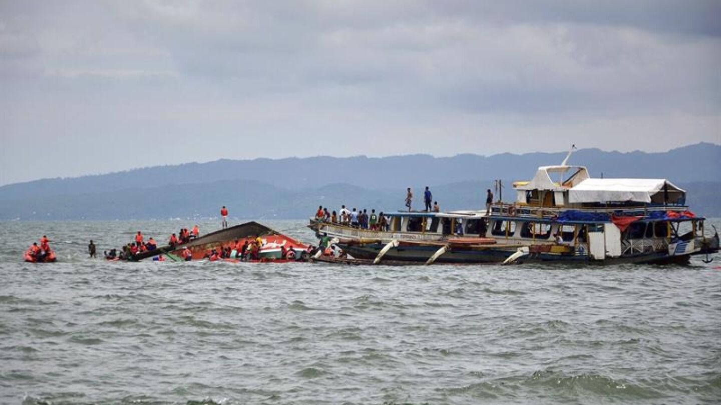 Vista general de las labores de b&uacute;squeda y rescate de v&iacute;ctimas junto a la embarcaci&oacute;n que naufrag&oacute; frente al puerto de Ormoc, en julio de 2015