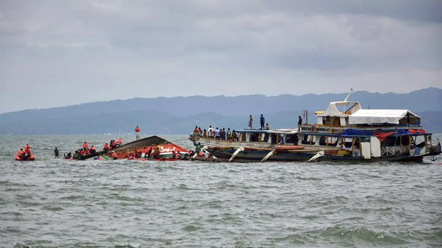 Vista general de las labores de búsqueda y rescate de víctimas junto a la embarcación que naufragó frente al puerto de Ormoc, en julio de 2015 Vista general de las labores de búsqueda y rescate de víctimas junto a la embarcación que naufragó frente al puerto de Ormoc, en julio de 2015