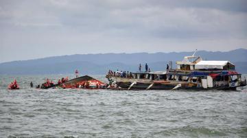 Vista general de las labores de búsqueda y rescate de víctimas junto a la embarcación que naufragó frente al puerto de Ormoc, en julio de 2015