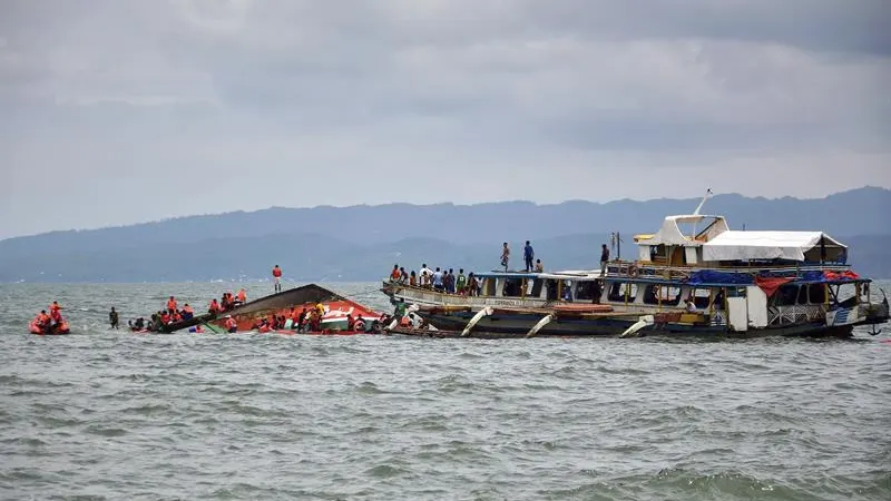 Vista general de las labores de búsqueda y rescate de víctimas junto a la embarcación que naufragó frente al puerto de Ormoc, en julio de 2015