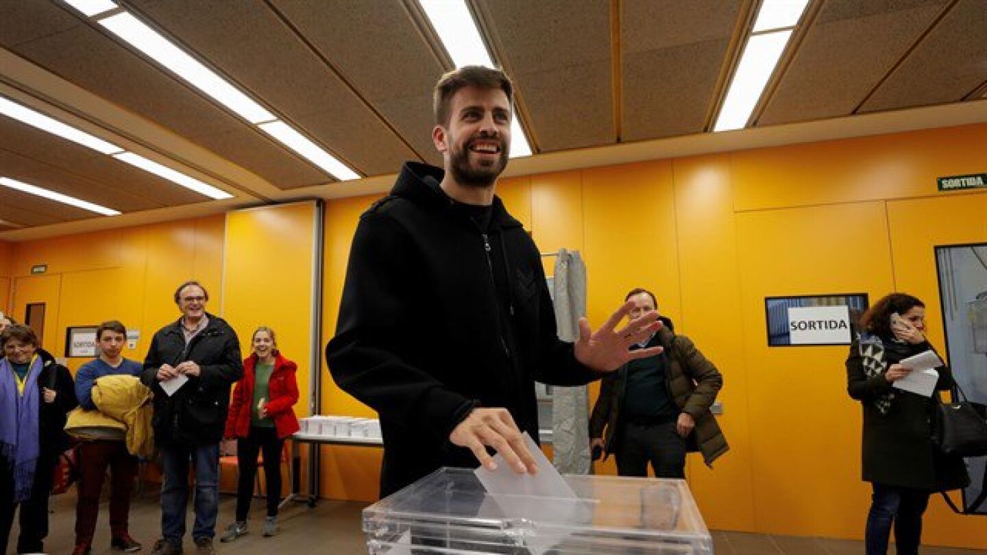 Gerard Piqu&eacute; deposita su voto en las elecciones de Catalu&ntilde;a