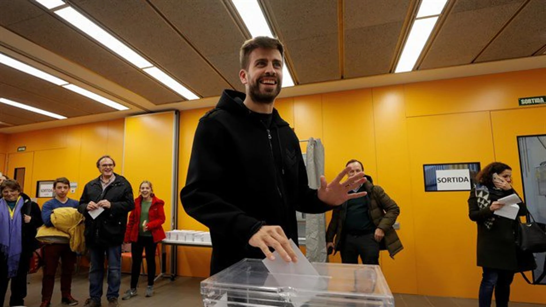 Gerard Piqué deposita su voto en las elecciones de Cataluña