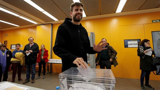 Gerard Piqué deposita su voto en las elecciones de Cataluña