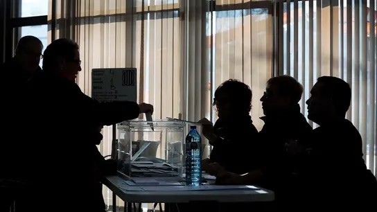 Una persona vota en una mesa electoral en el Casal Mossèn Guiteras en la ciudad de Vic Una persona vota en una mesa electoral en el Casal Mossèn Guiteras en la ciudad de Vic