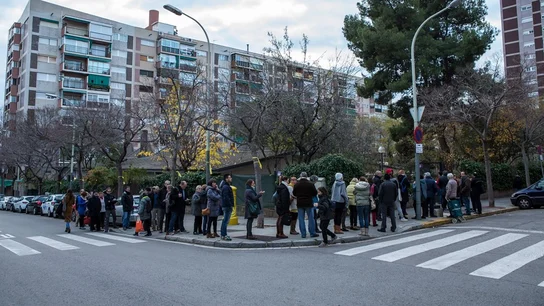 Personas esperando el momento de votar frente al colegio Narcís Monturió de Barcelona Personas esperando el momento de votar frente al colegio Narcís Monturió de Barcelona