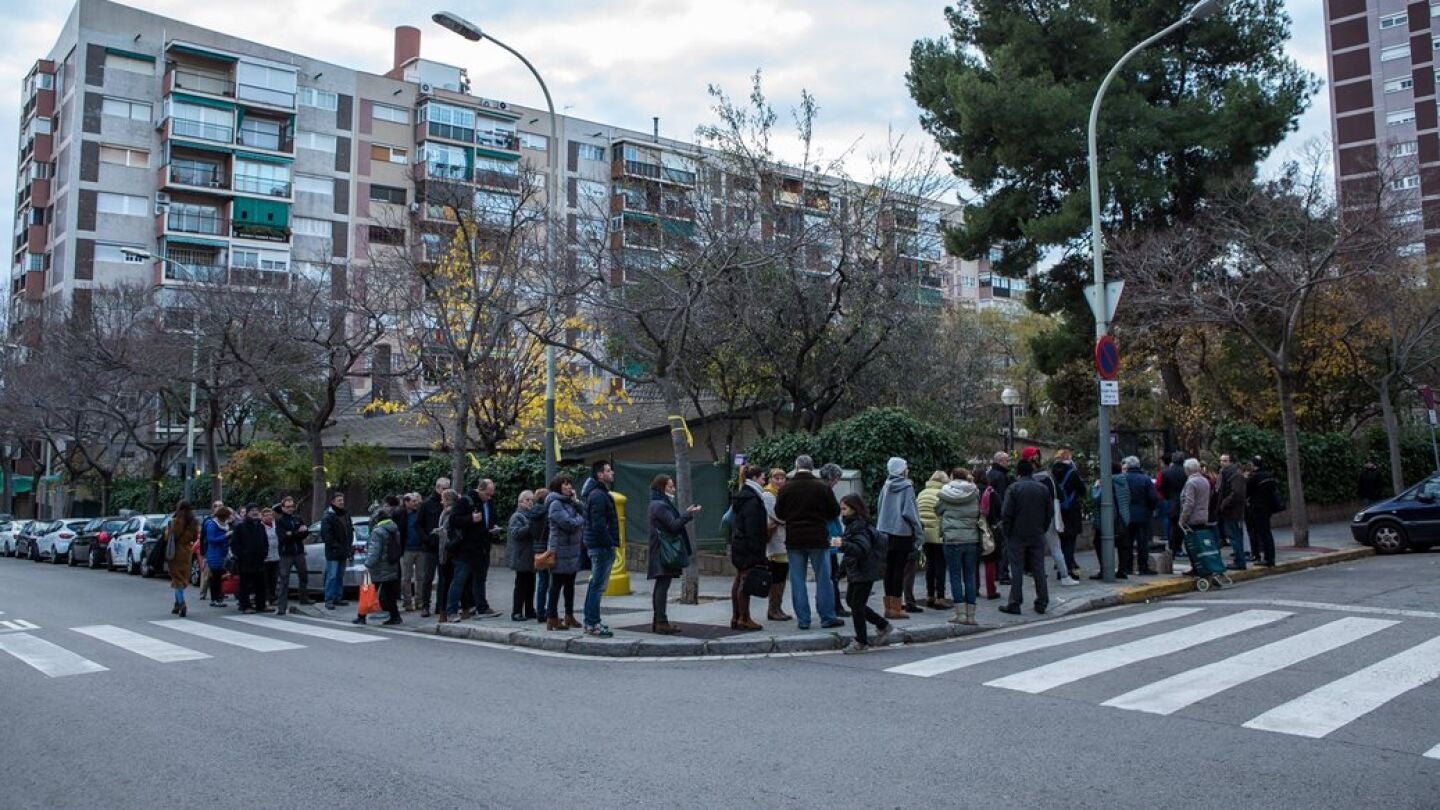 Personas esperando el momento de votar frente al colegio Narc&iacute;s Monturi&oacute; de Barcelona