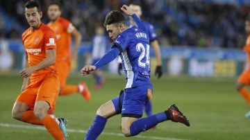 Munir conduce el balón en el partido del Alavés