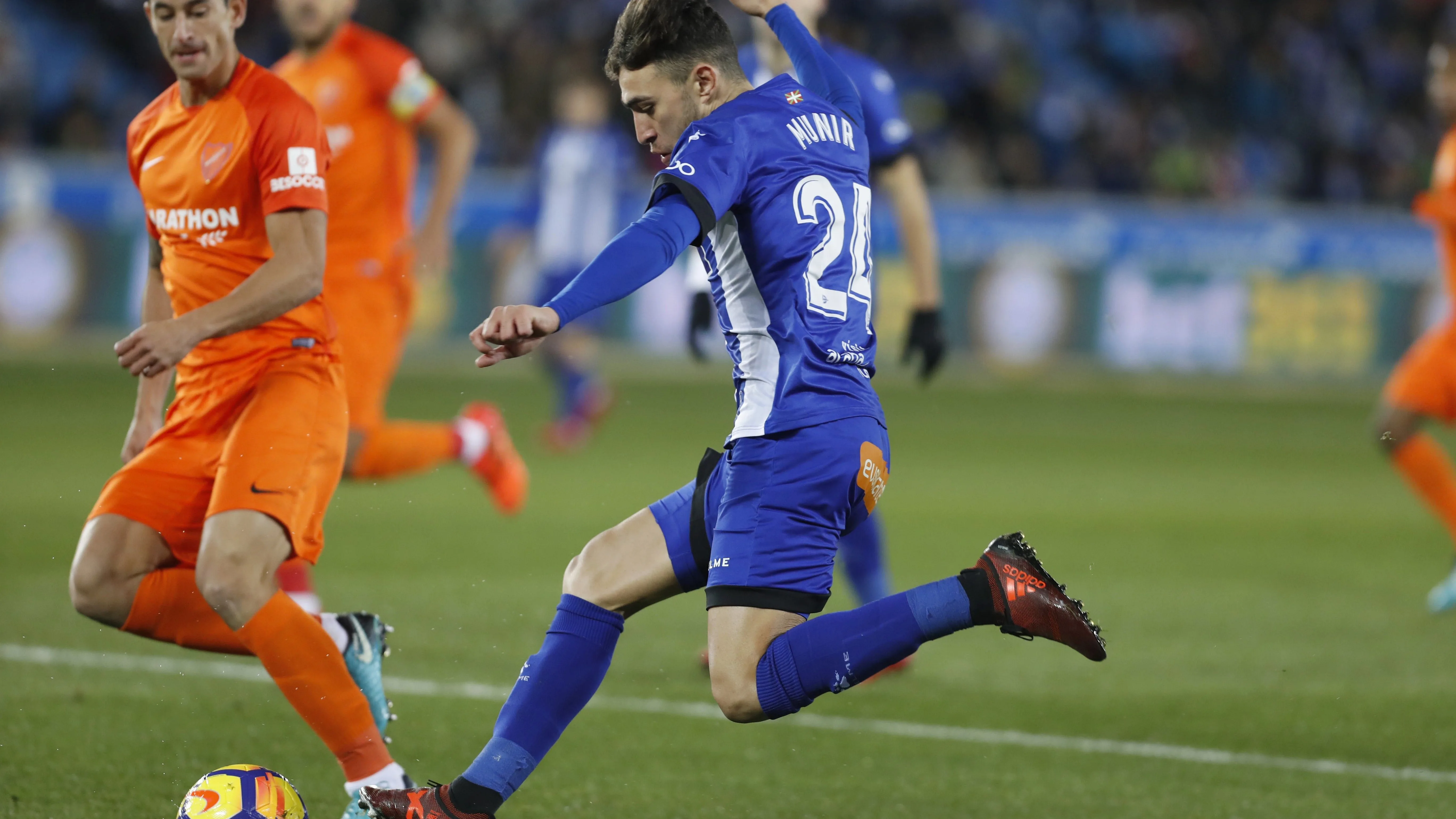 Munir conduce el balón en el partido del Alavés