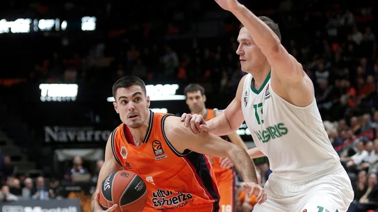 Abalde intenta superar la defensa de Jankunas en el partido de Valencia Basket Abalde intenta superar la defensa de Jankunas en el partido de Valencia Basket