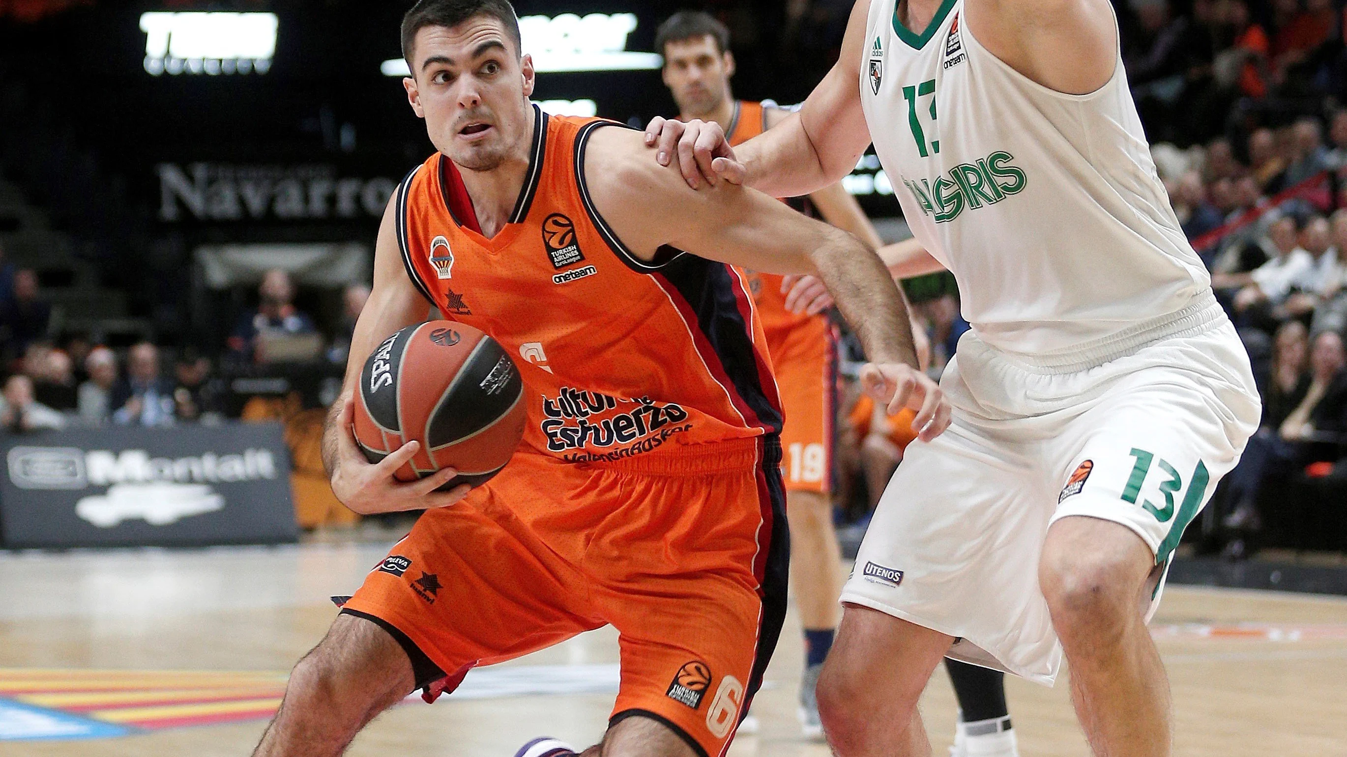 Abalde intenta superar la defensa de Jankunas en el partido de Valencia Basket