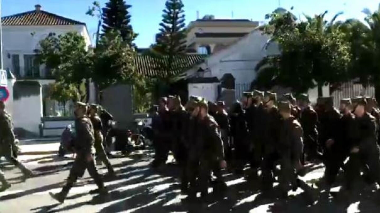 El desfile de un grupo de militares de la Legi&oacute;n por Sanl&uacute;car de Barrameda