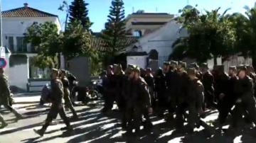 El desfile de un grupo de militares de la Legión por Sanlúcar de Barrameda