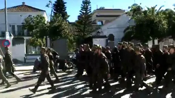 El desfile de un grupo de militares de la Legión por Sanlúcar de Barrameda