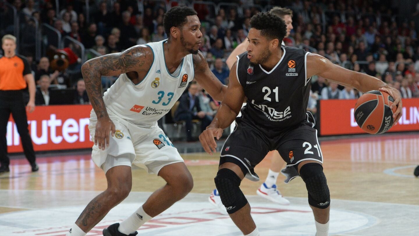 Trey Thompkins defiende a Rubit en el partido del Madrid
