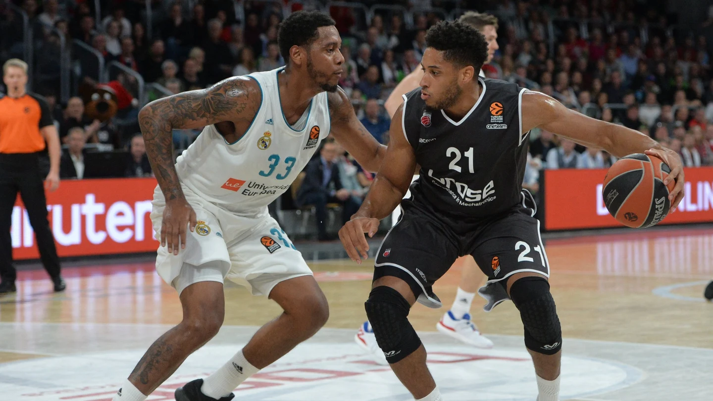 Trey Thompkins defiende a Rubit en el partido del Madrid Trey Thompkins defiende a Rubit en el partido del Madrid