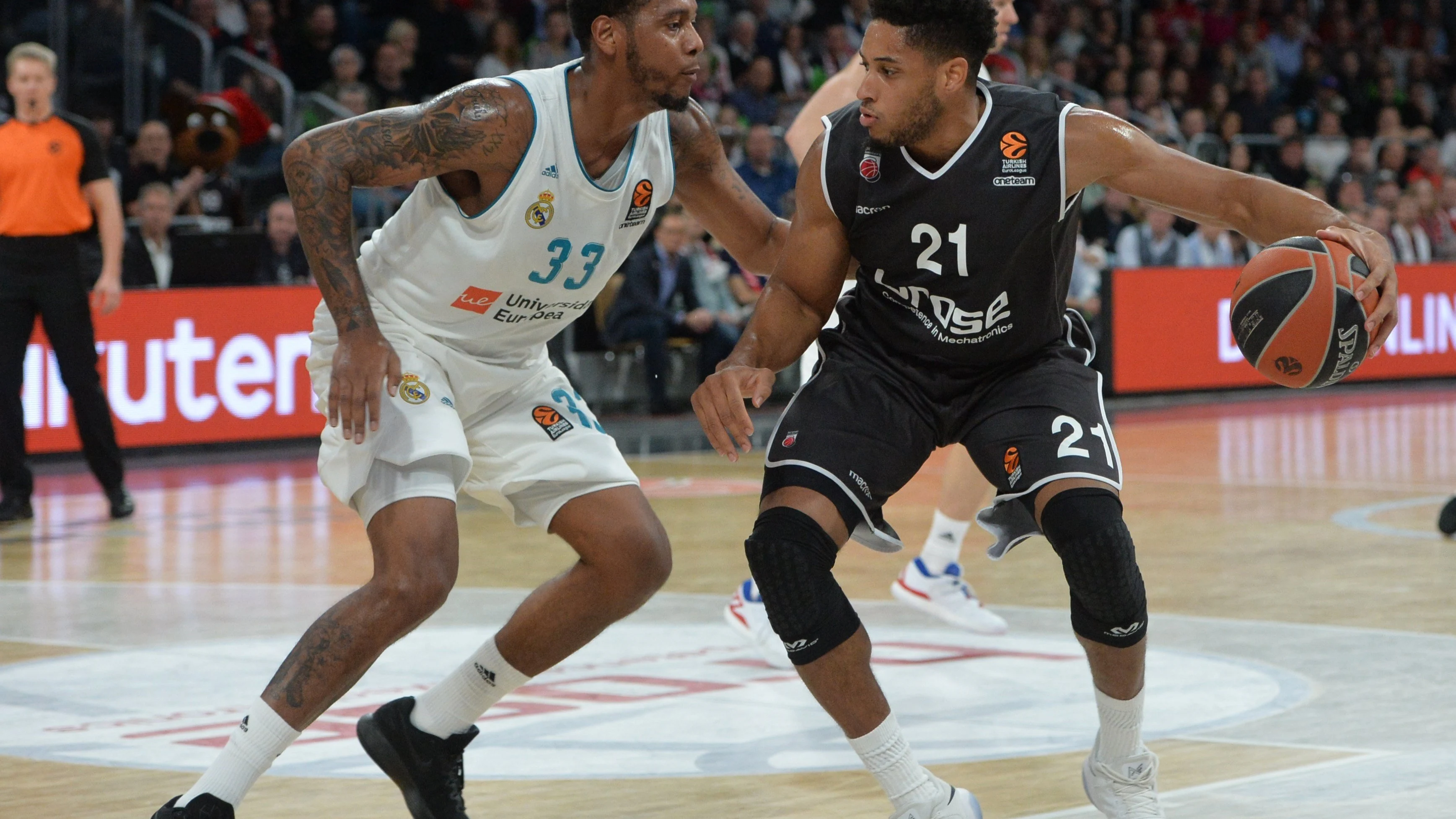 Trey Thompkins defiende a Rubit en el partido del Madrid