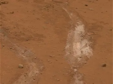 Rastro que dejó la rueda del rover Spirit en 2008 Rastro que dejó la rueda del rover Spirit en 2008