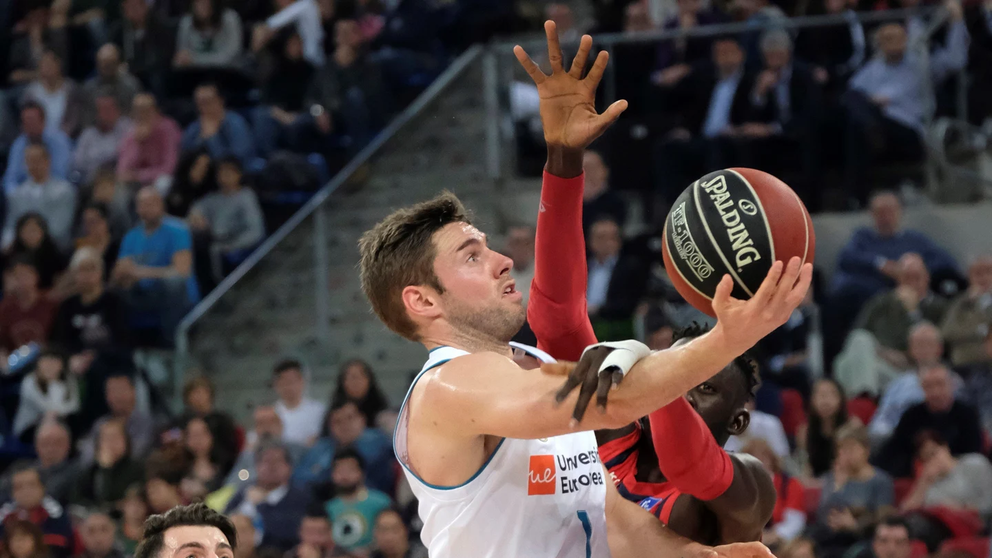 Causeur entra a canasta ante el Baskonia Causeur entra a canasta ante el Baskonia