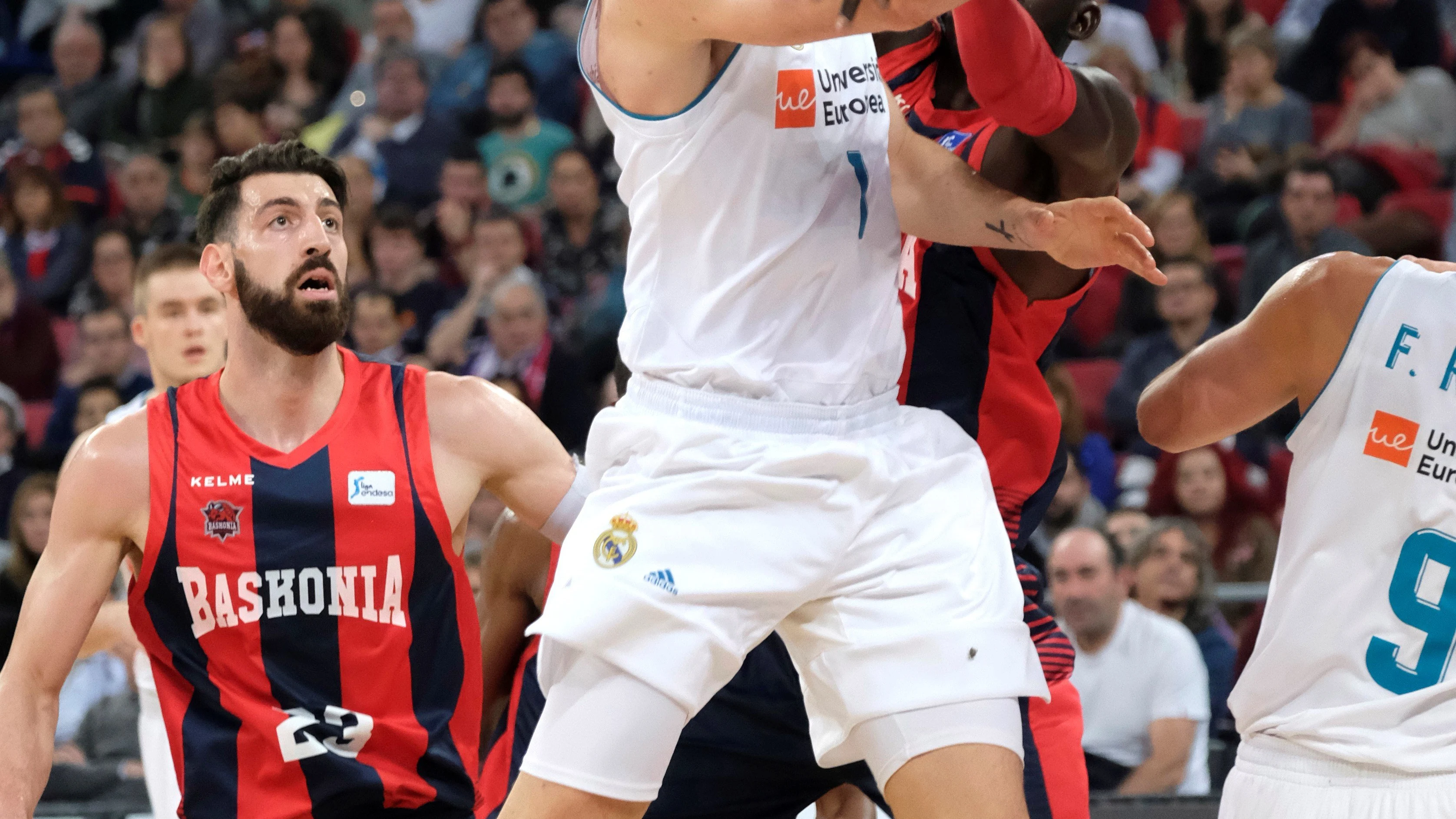 Causeur entra a canasta ante el Baskonia