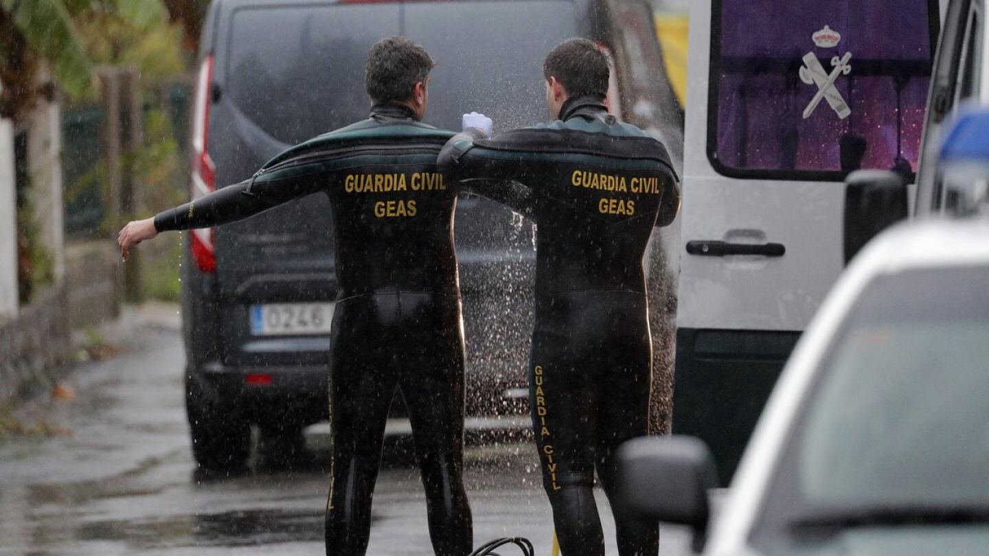 Efectivos de la unidad subaqu&aacute;tica de la Guardia Guardia Civil que trabajaron en Rianxo