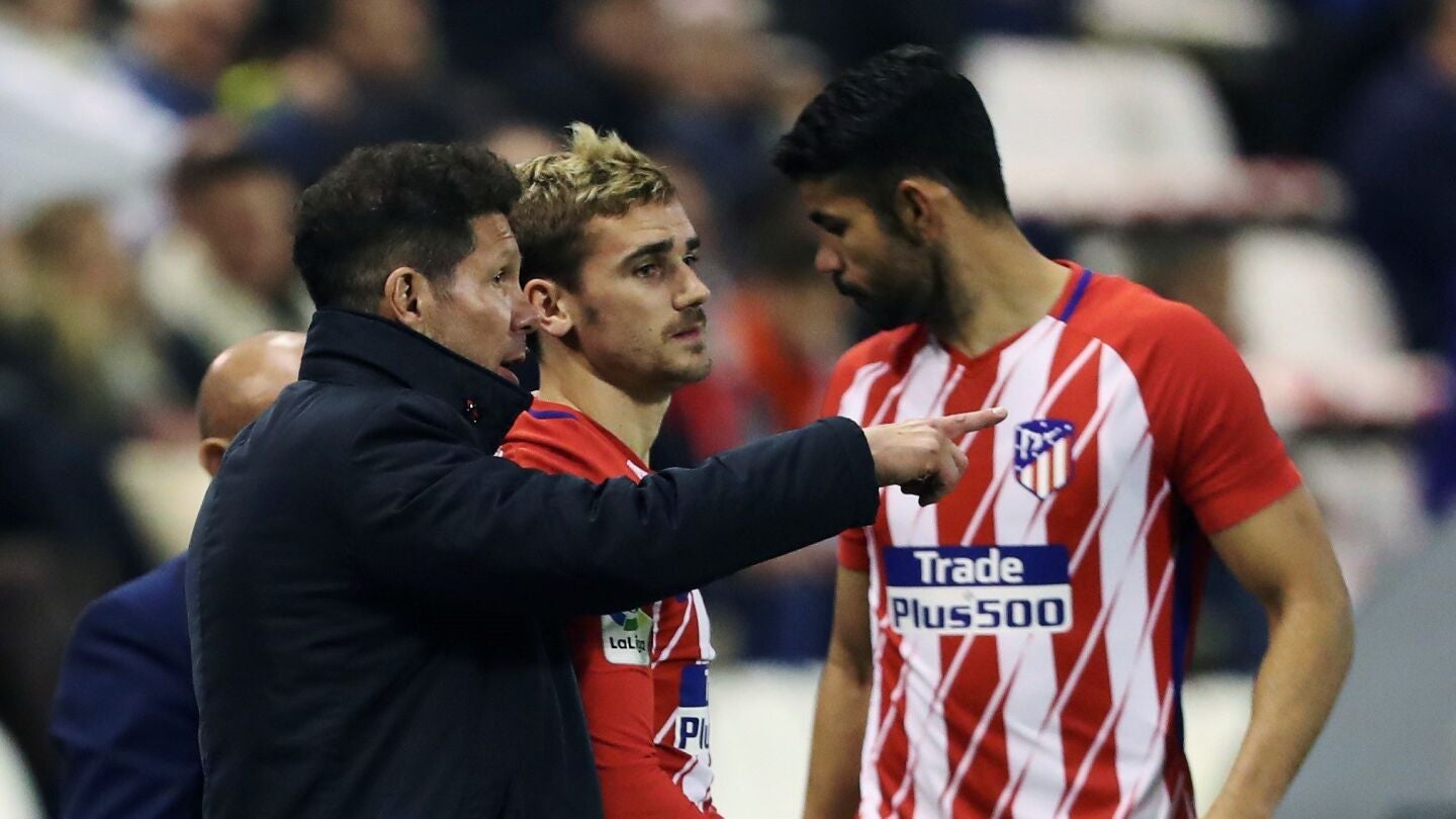 Simeone dialoga con Griezmann durante el partido contra el Lleida
