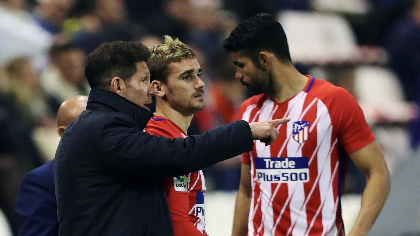 Simeone dialoga con Griezmann durante el partido contra el Lleida Simeone dialoga con Griezmann durante el partido contra el Lleida
