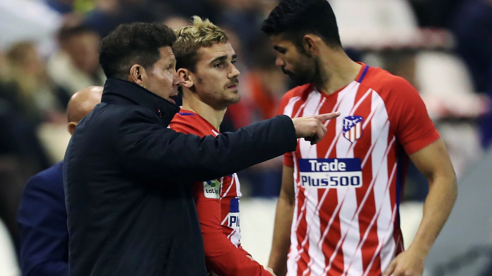 Simeone dialoga con Griezmann durante el partido contra el Lleida