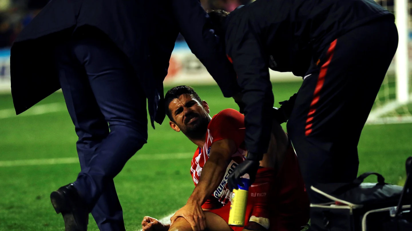 Diego Costa se duele en el césped tras su gol ante el Lleida Diego Costa se duele en el césped tras su gol ante el Lleida