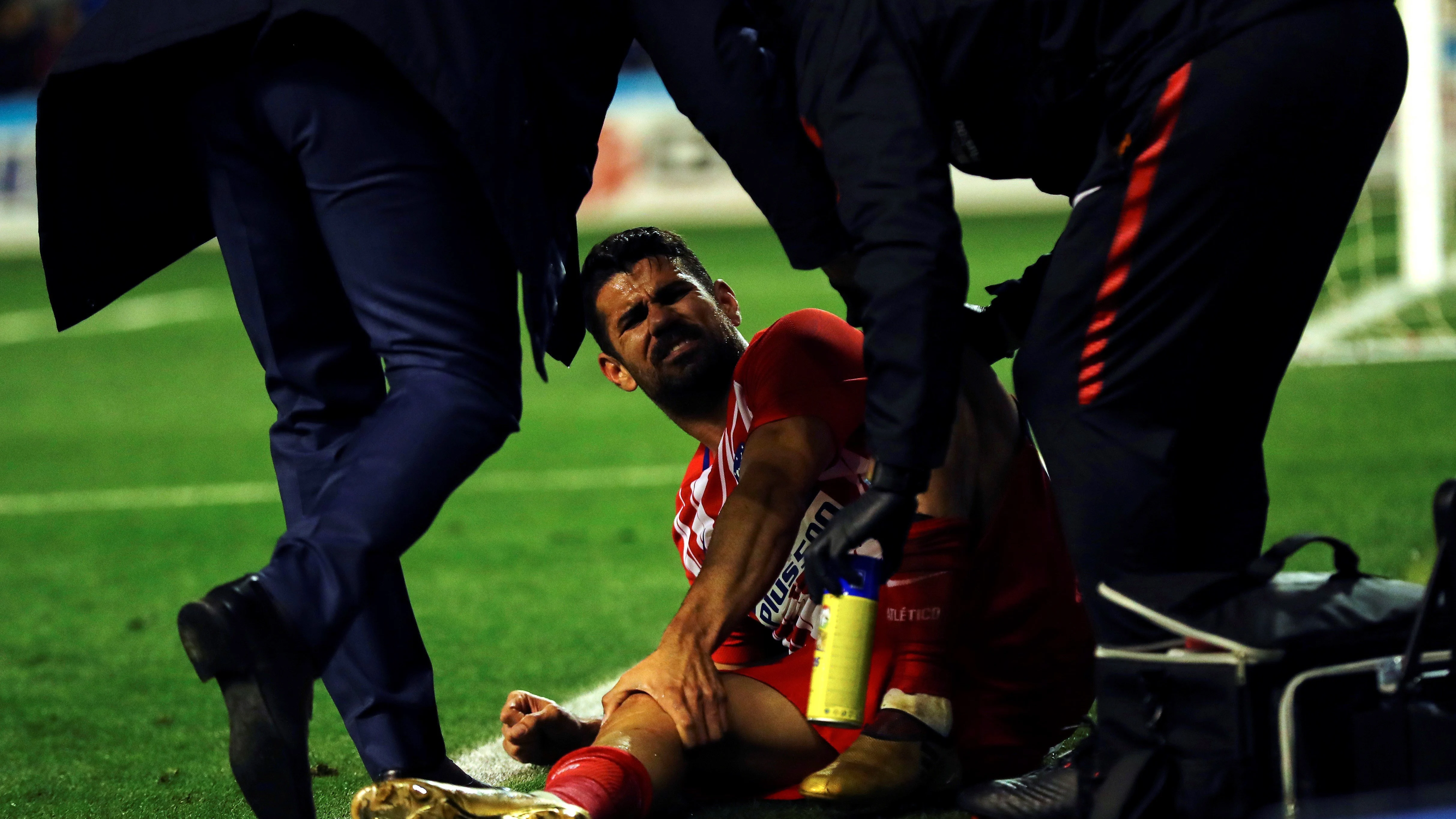 Diego Costa se duele en el césped tras su gol ante el Lleida