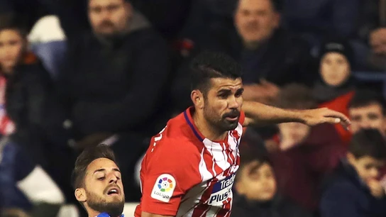 Diego Costa intenta avanzar ante el Lleida Diego Costa intenta avanzar ante el Lleida