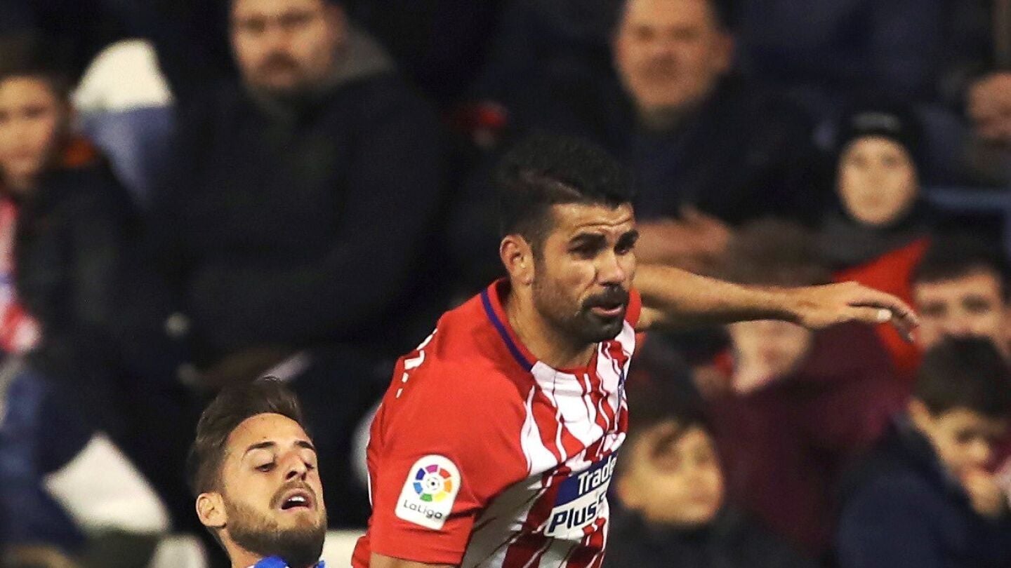 Diego Costa intenta avanzar ante el Lleida