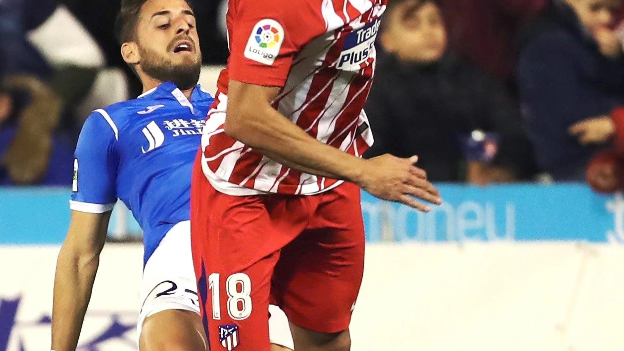 Diego Costa intenta avanzar ante el Lleida