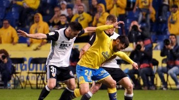 Nacho Gil y Tana pugnan por el balón en un encuentro de la pasada temporada.