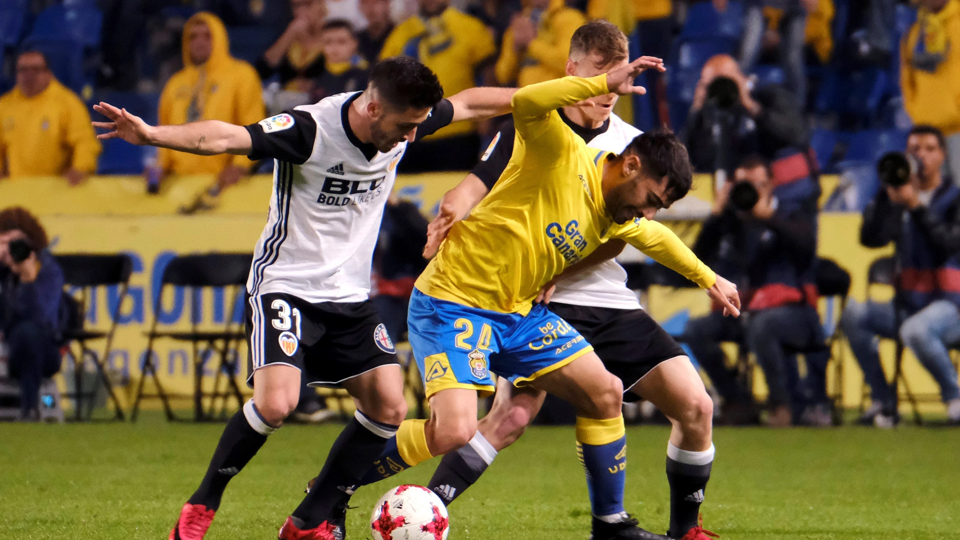 Nacho Gil y Tana pugnan por el balón