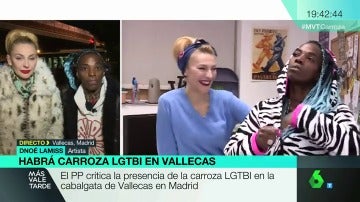 Dos de las reinas protagonistas de la 'carroza por la diversidad' en la cabalgata de Reyes de Vallecas