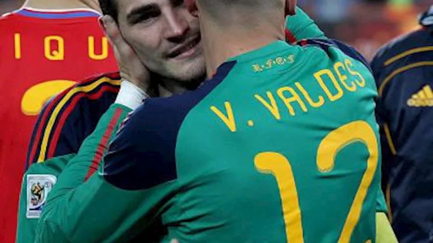 Iker Casillas y Víctor Valdés abrazándose durante un partido de la Roja