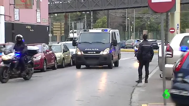 Furgón policial con el padre que secuestró a sus dos hijos en Sevilla