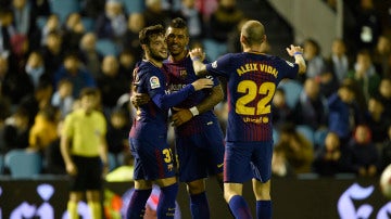Los jugadores del Barcelona celebran el gol de Arnaiz