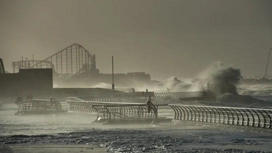 Olas rompen en el paseo marítimo de Blackpool, en Reino Unido Olas rompen en el paseo marítimo de Blackpool, en Reino Unido