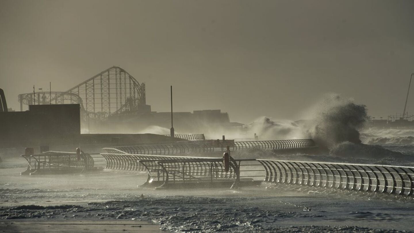 Olas rompen en el paseo mar&iacute;timo de Blackpool, en Reino Unido