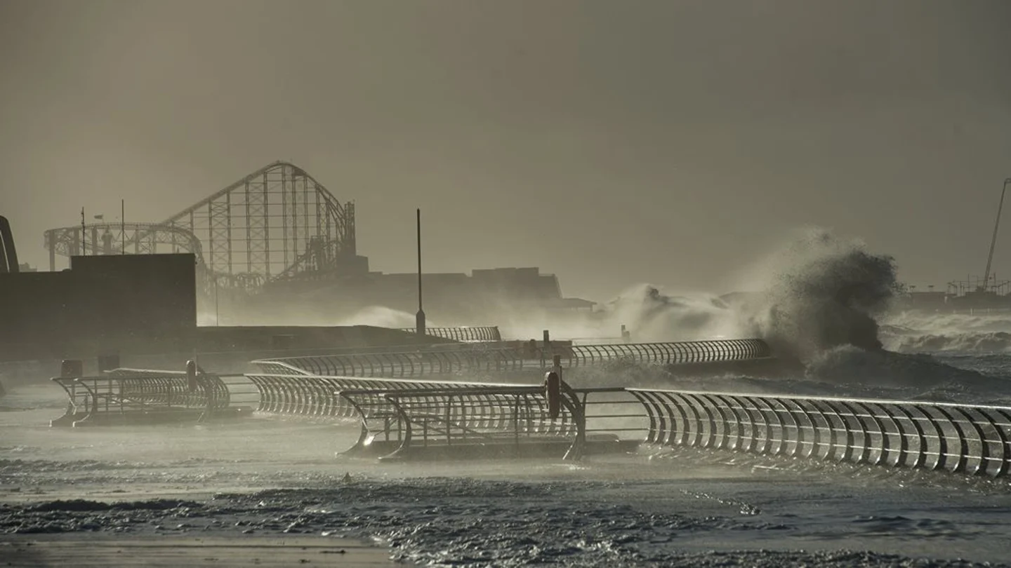 Olas rompen en el paseo marítimo de Blackpool, en Reino Unido Olas rompen en el paseo marítimo de Blackpool, en Reino Unido