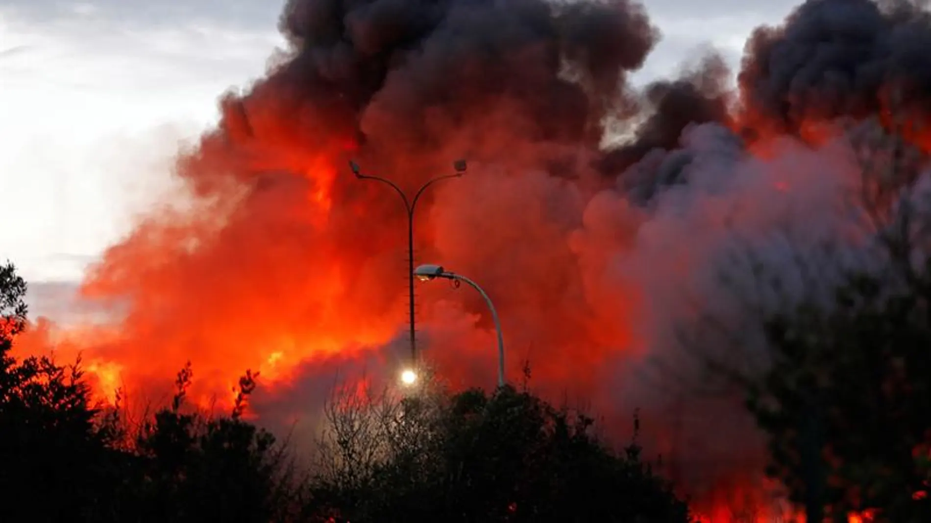 Incendio en un desguace de Gijón