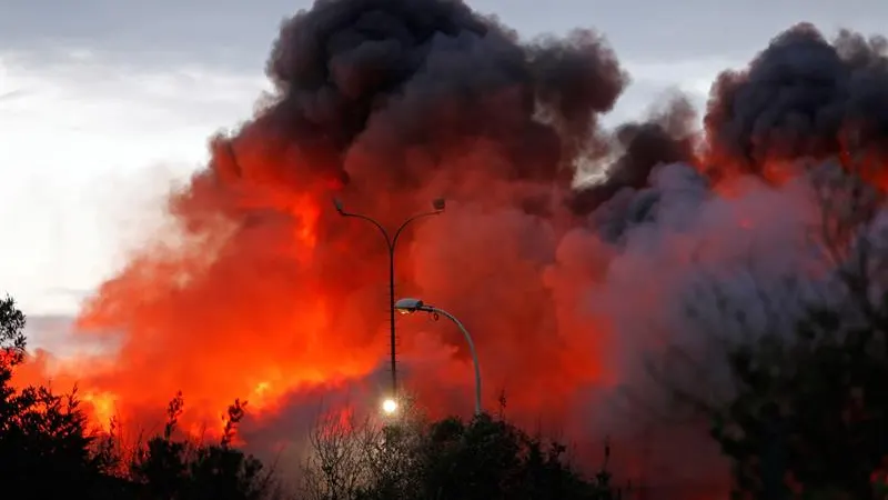 Incendio en un desguace de Gijón