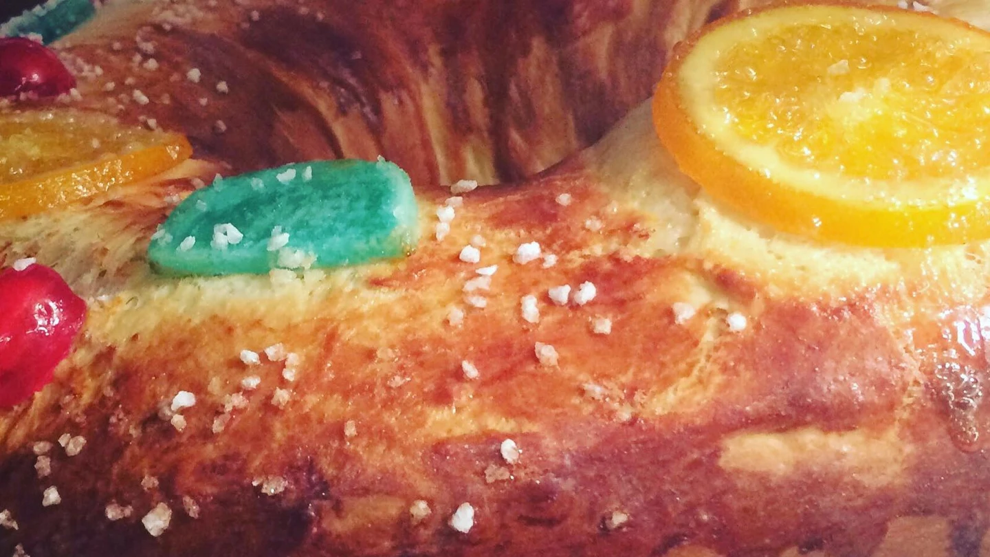 Imagen de archivo de un roscón de Reyes con fruta escarchada. Una delicioso secreto.