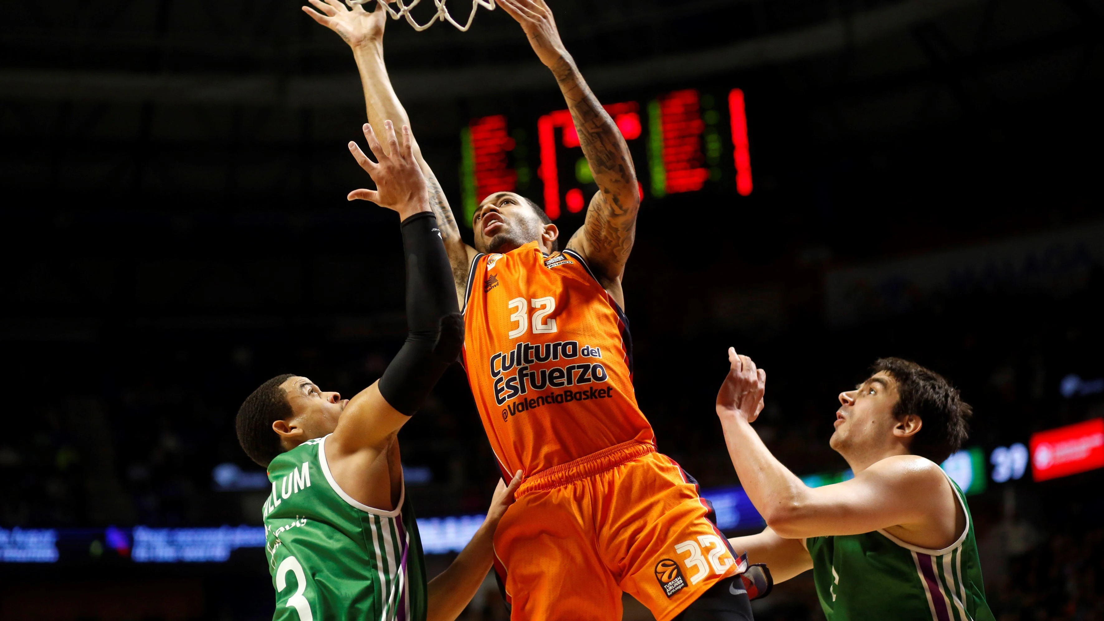 Erik Green penetra a canasta ante la defensa de Unicaja