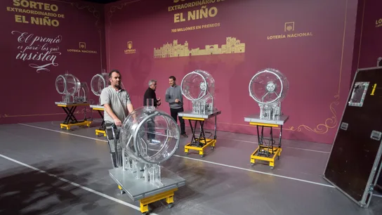 Operarios descargan e instalan los bombos que se utilizarán en el Sorteo Extraordinario del Niño Operarios descargan e instalan los bombos que se utilizarán en el Sorteo Extraordinario del Niño