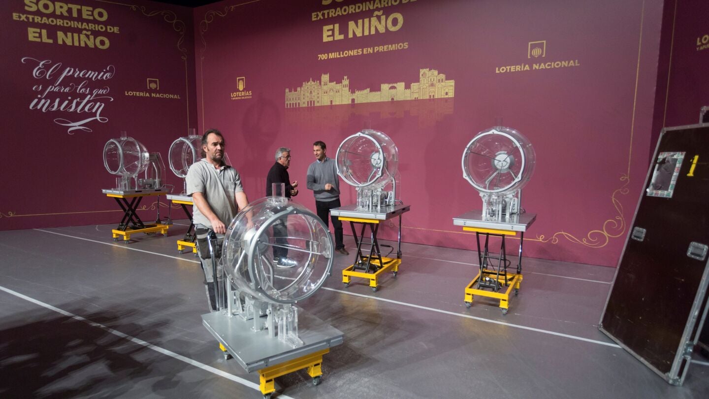 Operarios descargan e instalan los bombos que se utilizar&aacute;n en el Sorteo Extraordinario del Ni&ntilde;o