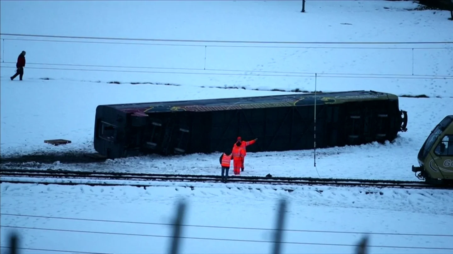 Al menos ocho heridos tras descarrilar un tren en Suiza por el fuerte temporal Al menos ocho heridos tras descarrilar un tren en Suiza por el fuerte temporal